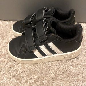 Adidas Courtyard toddler Velcro straps